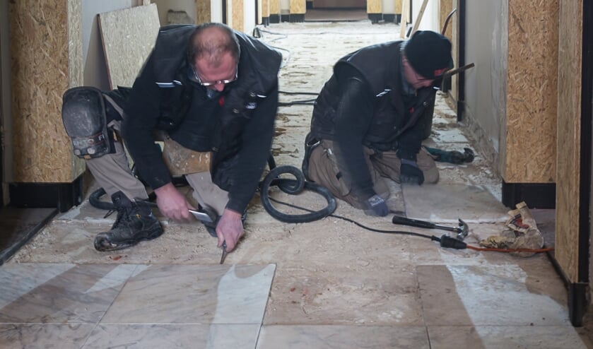 <p>De marmeren is verwijderd en wordt straks weer teruggeplaats. Foto: Lieva Hillen</p>
