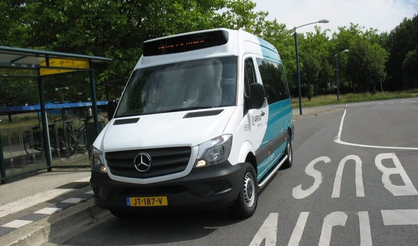 <p>De buurtbus bij de halte aan de Richterslaan in Lichtenvoorde. Foto: PR</p>