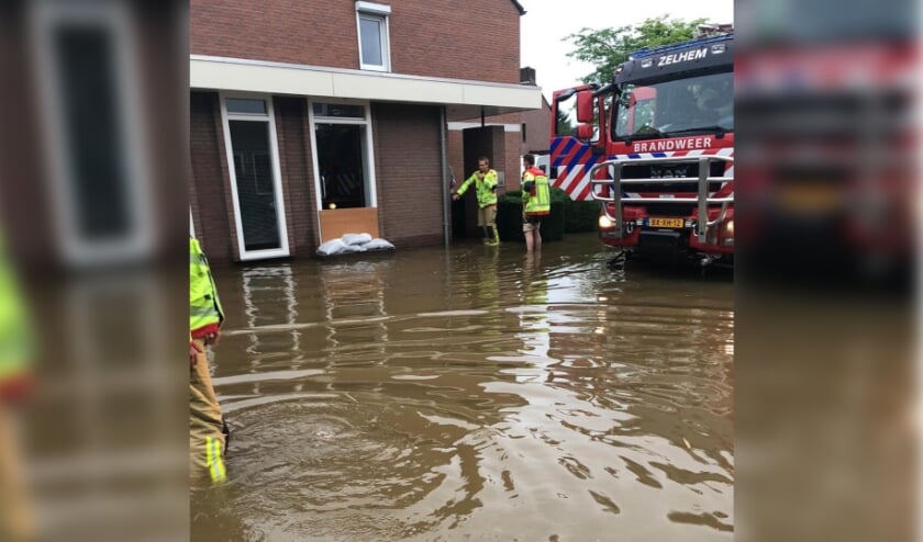 <p>Vrijwilligers van Brandweer post Zelhem helpen met evacueren in Limburg. Foto: Brandweer Zelhem</p>