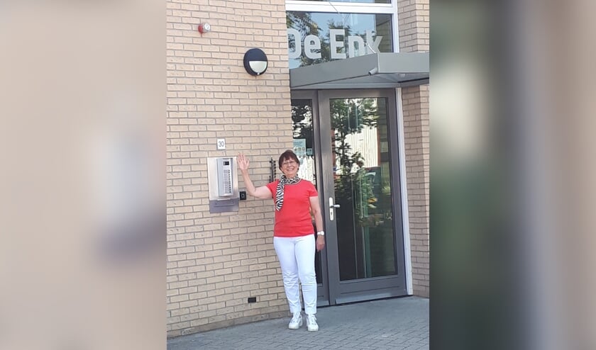Anja bij de voordeur van 'De Enk' in Vorden. Foto: Alice Belterman