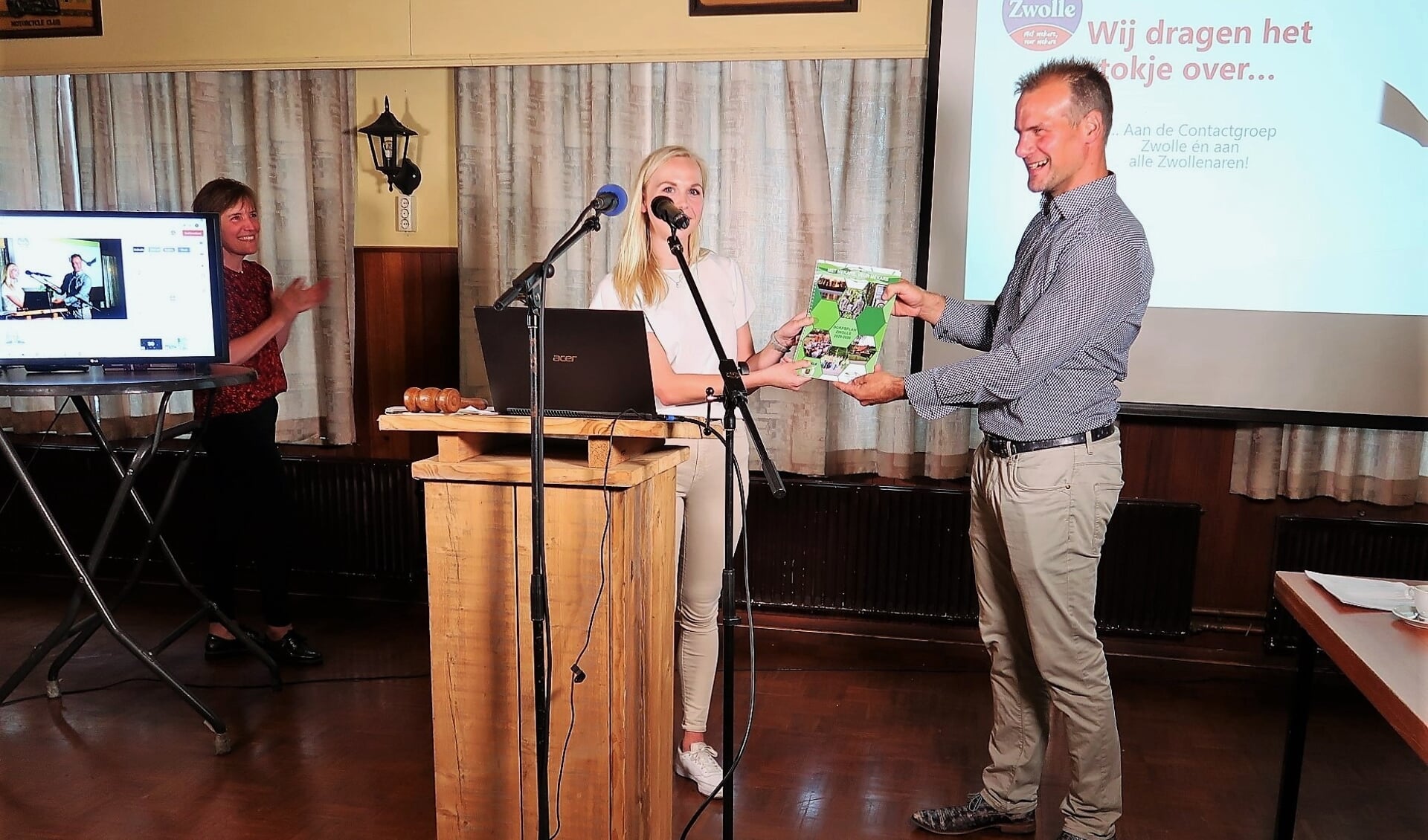 Het nieuwe dorpsplan wordt door Emma Bomers overhandigd aan Chris Bomers, voorzitter van de Contactgroep Zwolle. Foto: Theo Huijskes