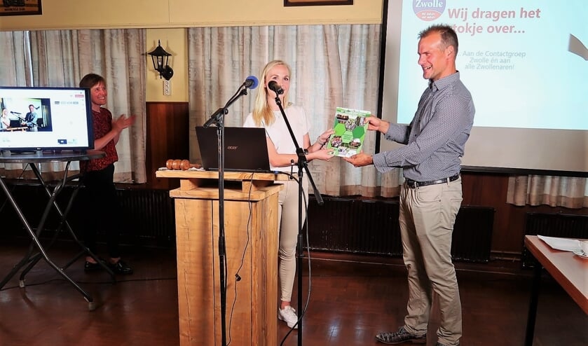 <p>Het nieuwe dorpsplan wordt door Emma Bomers overhandigd aan Chris Bomers, voorzitter van de Contactgroep Zwolle. Foto: Theo Huijskes</p>