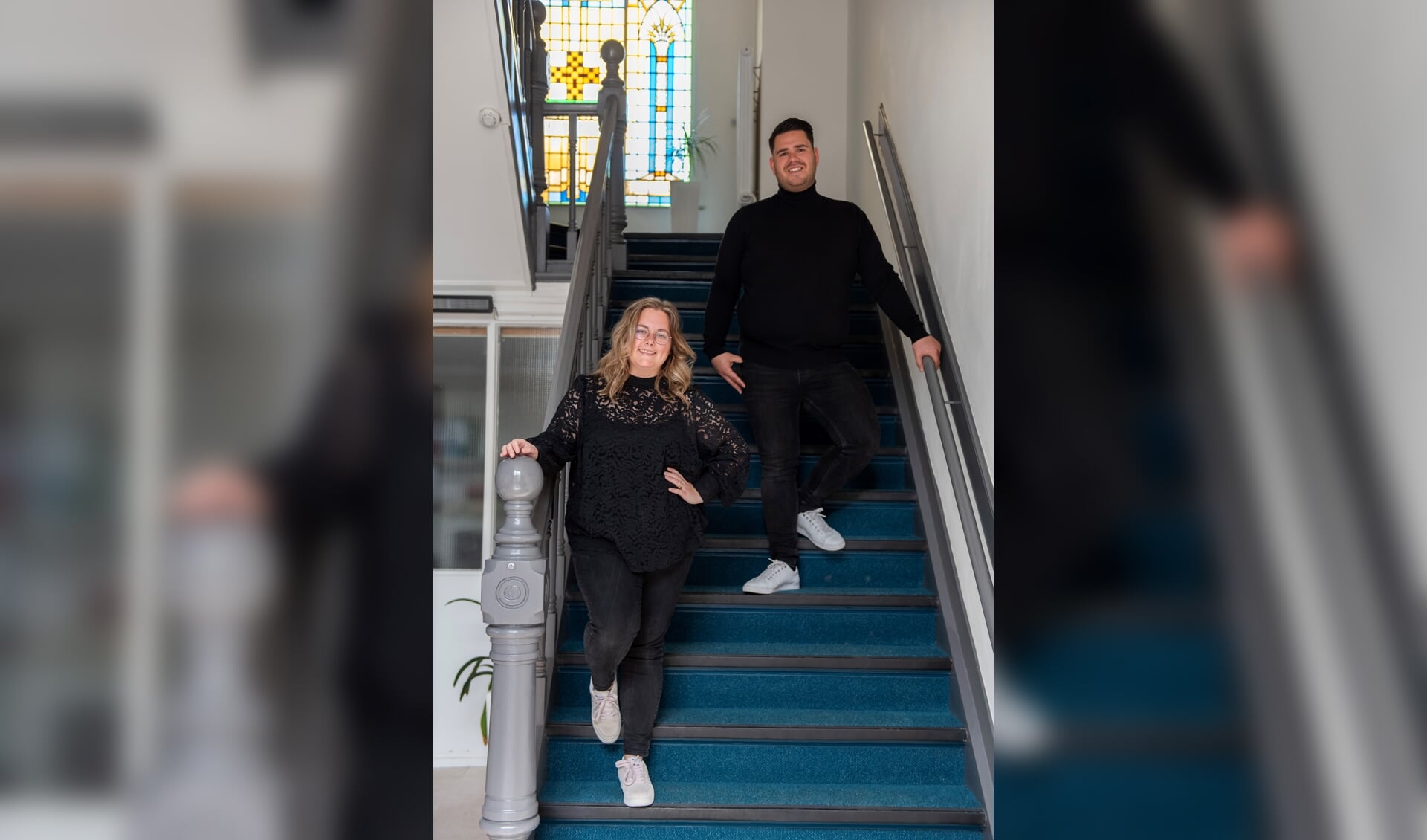 Cleo Vlogman en Timmy van Lingen op de trap naar hun zanglokaal in het Kulturhus. Foto: Aniek van Langen