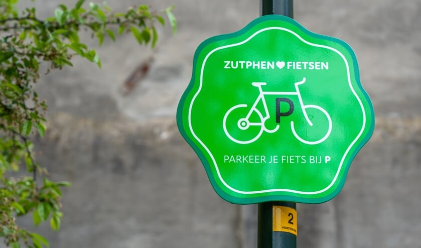 <p>De tijdelijke stallingen zijn te herkennen aan het groene fietsparkeerbord. Foto: PR</p>
