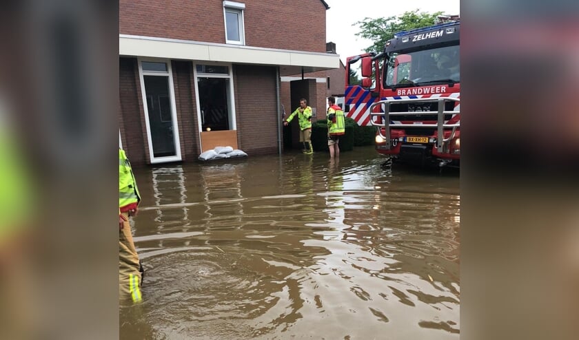 Vrijwilligers van Brandweer post Zelhem helpen met evacueren in Limburg. Foto: Brandweer Zelhem
