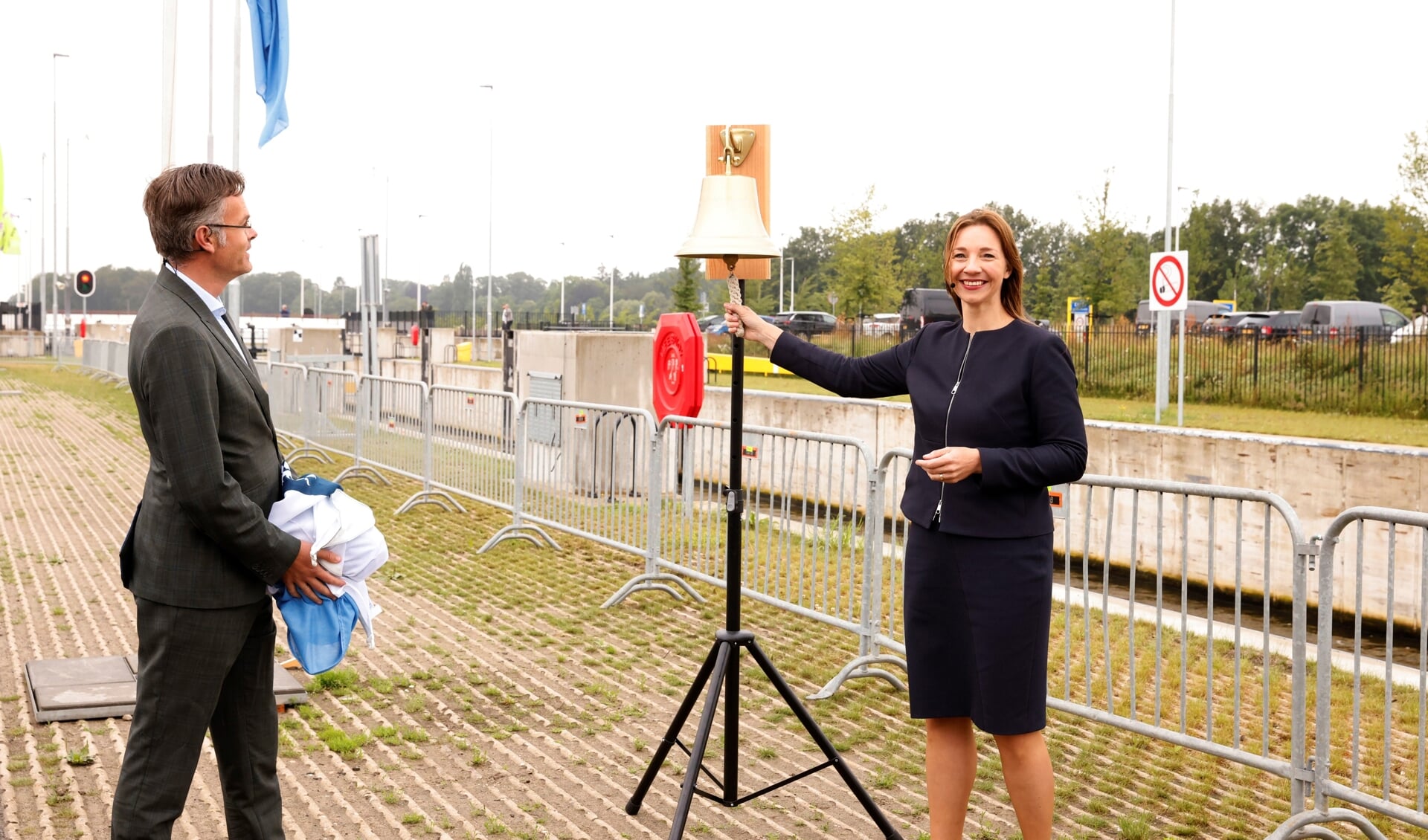 Marjolijn van de Zandschulp, hoofdingenieur-directeur (HID) van Rijkswaterstaat Oost-Nederland, luidt de scheepsbel. Foto: Rijkswaterstaat