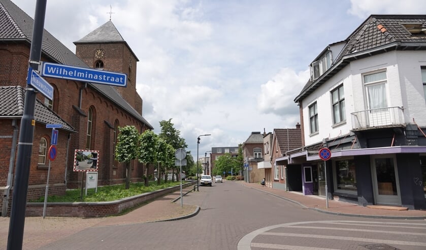 Willem Sluiters geboortehuis stond aan de Nieuwstraat (nu nummer 15; het witte pand rechts). Tegen de zijgevel van Grote Kerk van de Protestantse Gemeente te Neede, tegenover de geboorteplek, komt volgend jaar een kunstwerk ter herinnering aan hem te staan. Foto: PR