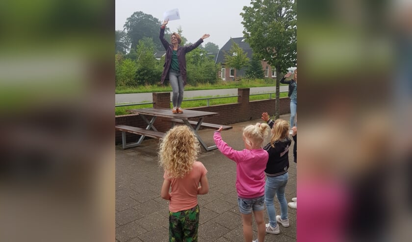 Juf Petra wordt toegezongen. Foto: PR Julianschool