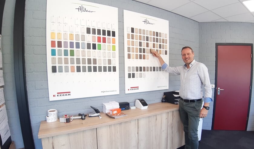 <p>Bas van Petersen is de bedrijfsleider van Alldeco in Lochem. Foto: Rudi Hofman </p>