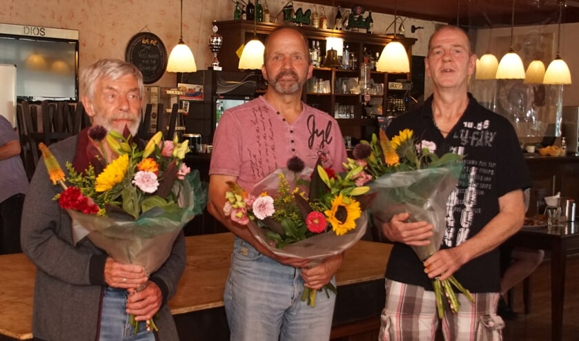 <p>Jubilarissen biljartvereniging Ons Huis, van links af Bert Veldhuis, Hans Obbink en Harrie Mateman. Foto: Frank Vinkenvleugel</p>