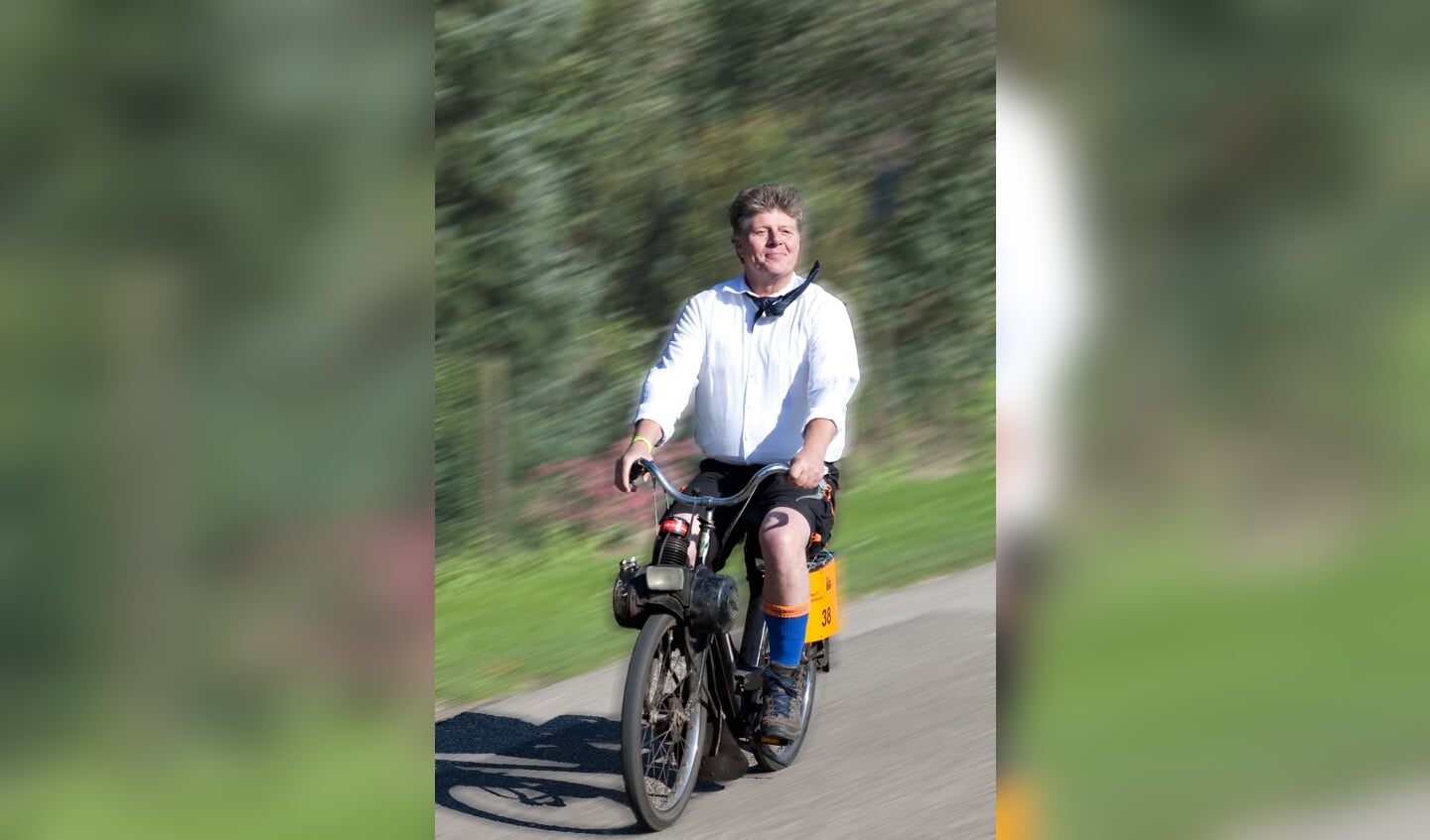 Frans Miggelbrink, hier rijdend op een Solex, zal de expositie in de Remigiuskerk openen. Foto: Freek Miggelbrink