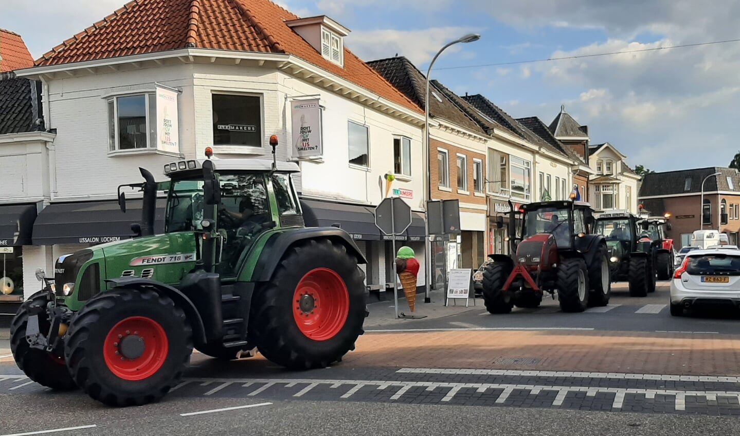 Aan het einde van de protestdag keerden protesterende boeren via de Nieuwstad huiswaarts. Foto: Arjen Dieperink