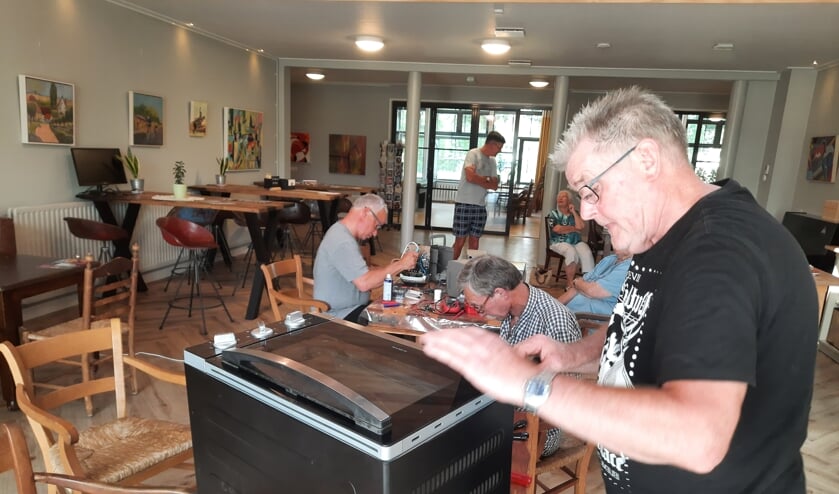 <p>Het repairteam aan het werk. Foto: Erika Kuik</p>