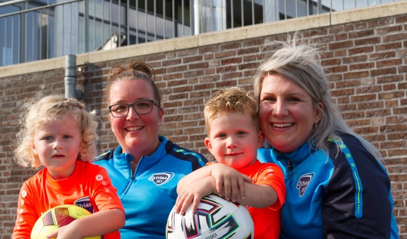 Suus en Dexx zoeken medevoetballertjes. Foto: PR