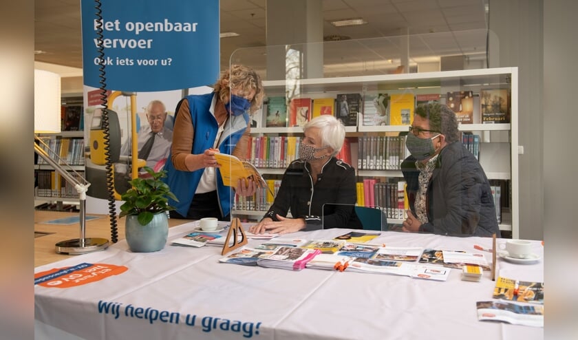 OV-ambassadeurs helpen de ov-reizigers in spe graag op weg. Foto: PR