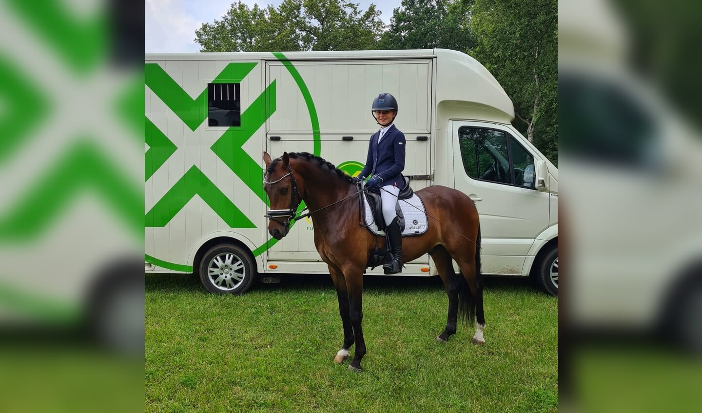 Levi Heusinkveld met haar pony Tjiesto L.H. die ringkampioen dressuur werd in de klasse B - categorie DE. Foto: PR.