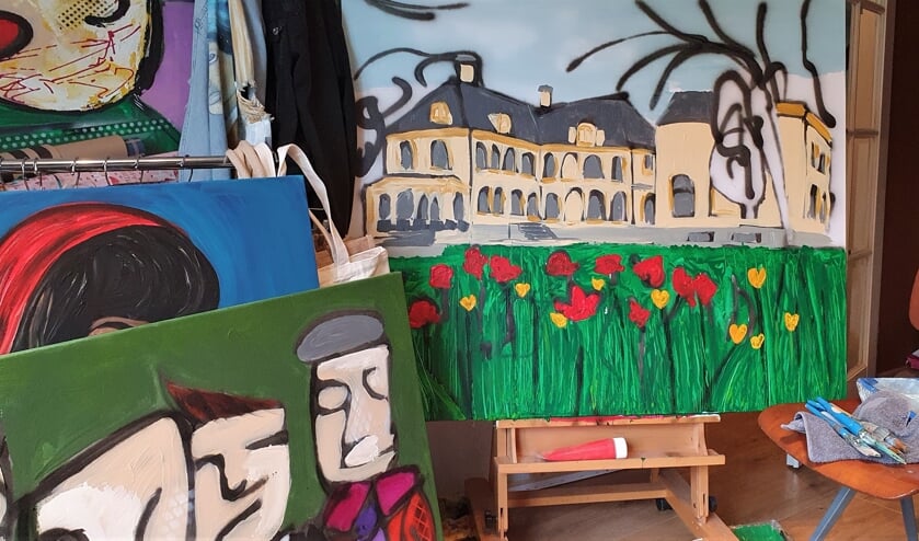 <p>Aan het schilderij Huize Baak wordt nog gewerkt door Elcke. Het eindresultaat hiervan en veel meer ander werk van Baakse schilders en een fotograaf is te zien tijdens de exposite Baak, uit de kunst die start op 25 juli in het Martinushuus. Foto: Alice Rouwhorst</p>