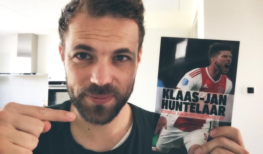 <p>Voor het boek over Klaas-Jan Huntelaar dook André Valkeman in de jonge jaren van de in Hummelo opgegroeide profvoetballer. Foto: eigen foto</p>