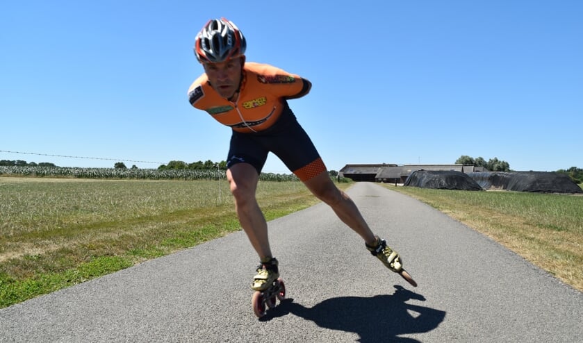 <p>Vordenaar Arjan Mombarg wil tijdens de manifestatie ‘24 uur lang skaten tegen kinderkanker’ over de baan bij Flevonice in Biddinghuizen zijn eigen officieuze wereldrecord van 617,7 kilometer verbeteren. Foto: PR </p>