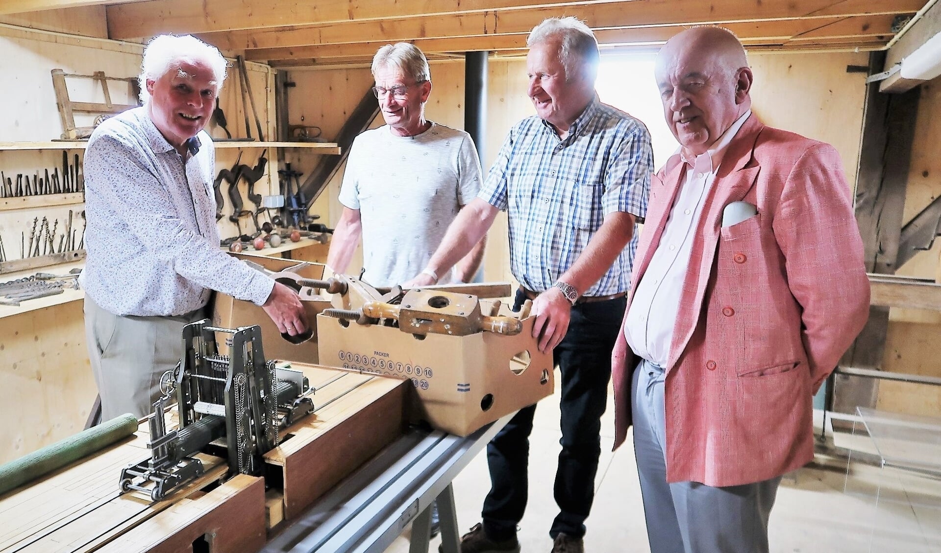 Hans van Lith (links) overhandigt het oude handgereedschap aan Paul Penterman, Jan Scharenborg en Ben Verheij. Foto: Theo Huijskes
