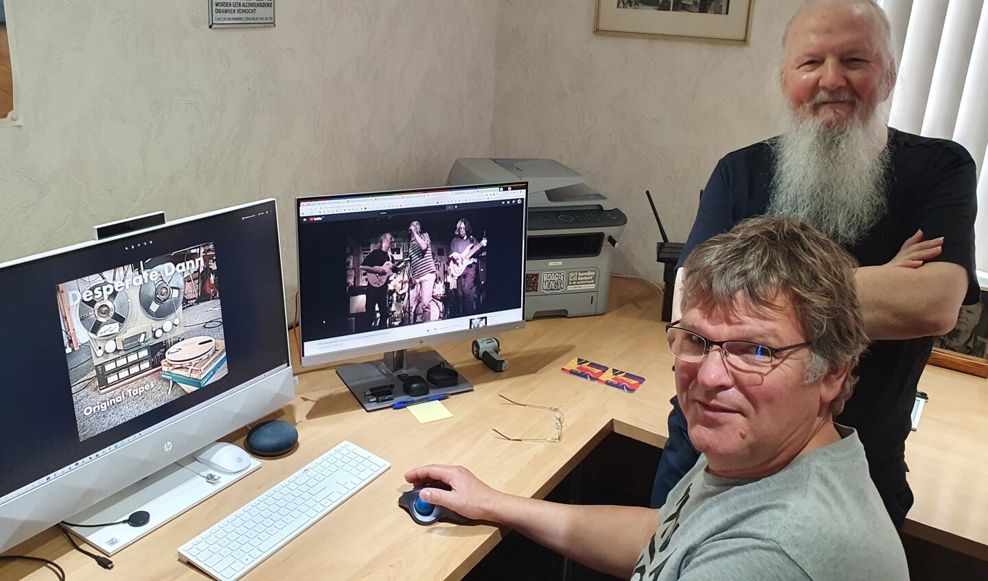 Alan kijkt toe hoe zijn 'pal' Paul van Druten het Desperate Denn materiaal in een You Tubu link verwerkt. Foto: Henri Walterbos