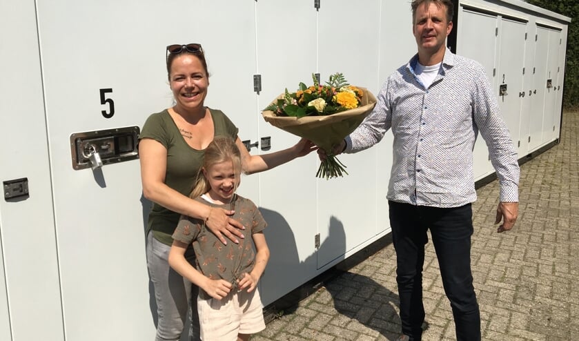 Alfred Hissink geeft bloemen aan zijn eerste klant. Foto: PR