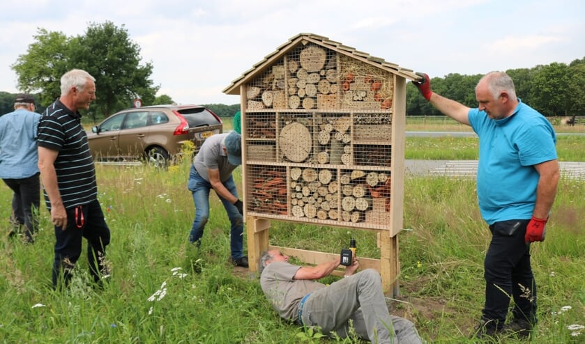 <p>Nog even bevestigen, dan is het 'hotel' klaar. Foto: Arjen Dieperink</p>