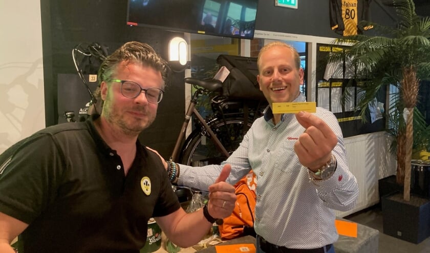<p>Joris Jansen van den Berg (links) laat namens de sponsorcommissie van VV Vorden samen met Thijs Bleumink van Profile Bleumink Vorden het winnende lotnummer zien dat gekoppeld is aan de E-Bike als hoofdprijs van de verloting. Foto: PR</p>