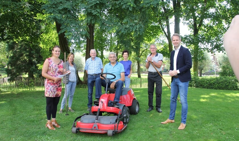 <p>Vlnr: Renske Faber, Winifred van Soest, Anton Storteler, Henri Krabbenborg (Moaneschien), Eva te Poele, Willy Spekschoor en Bart Porskamp. Foto: Annekée Cuppers</p>