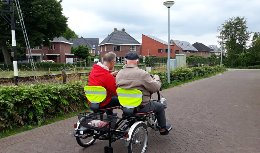 Samen fietsen met de duofiets uit de hulpmiddelenpool. Foto PR