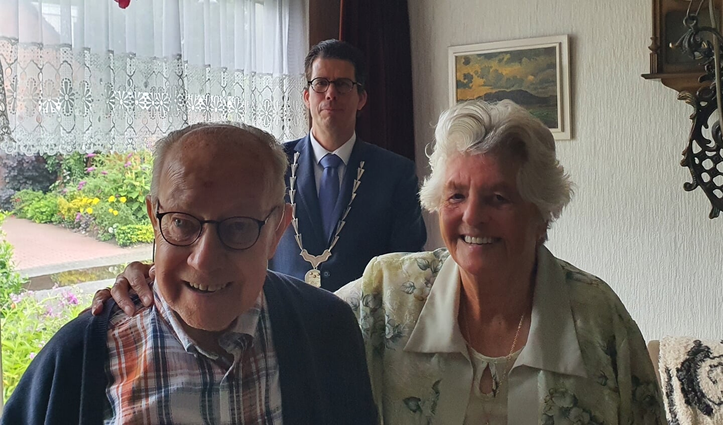 Het jubilerend bruidspaar met erachter de burgemeester. Foto: Rob Weeber