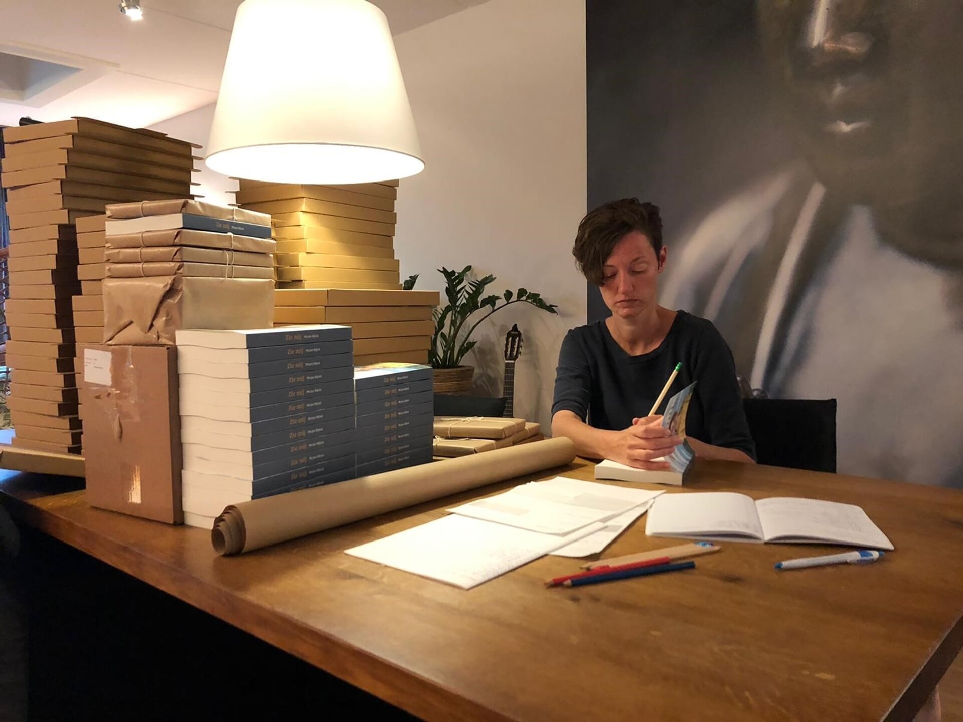 Mirjan Hijink signeert de boeken. Foto: Eigen foto