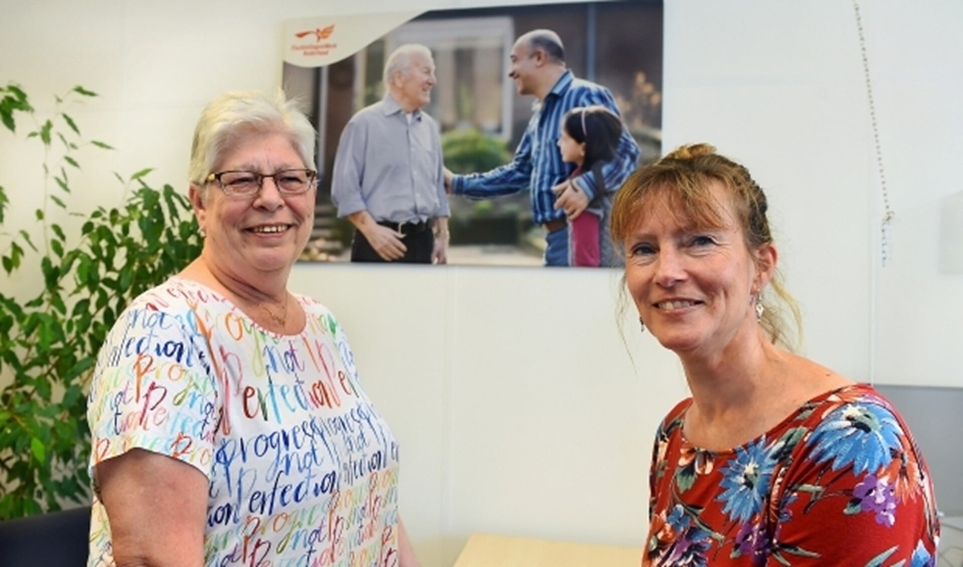 Joyce Eskes (links) en Karen van Kan van Vluchtelingenwerk Doetinchem