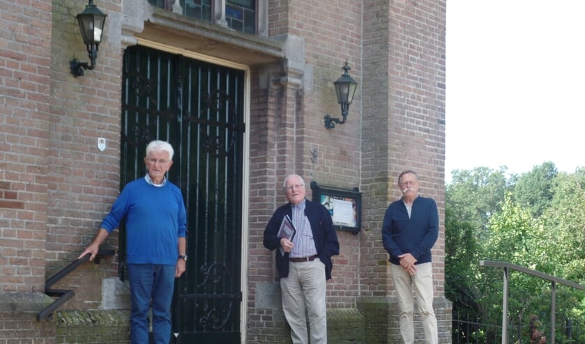 <p>De samenstellers van het boek ‘Sint Willibrorduskerk Ruurlo 150 jaar’(v.l.n.r.) Leo Besselink, Wim Huitink en Jos Schooltink. Foto: Jan Hendriksen </p>