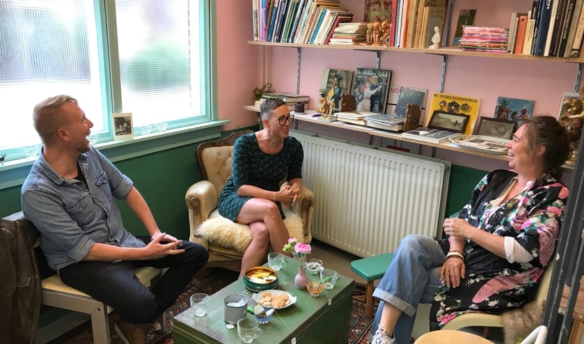 Maarten Rots, Linda Commandeur en Myra Breukers (vlnr) in gesprek over de aanstaande expositie.