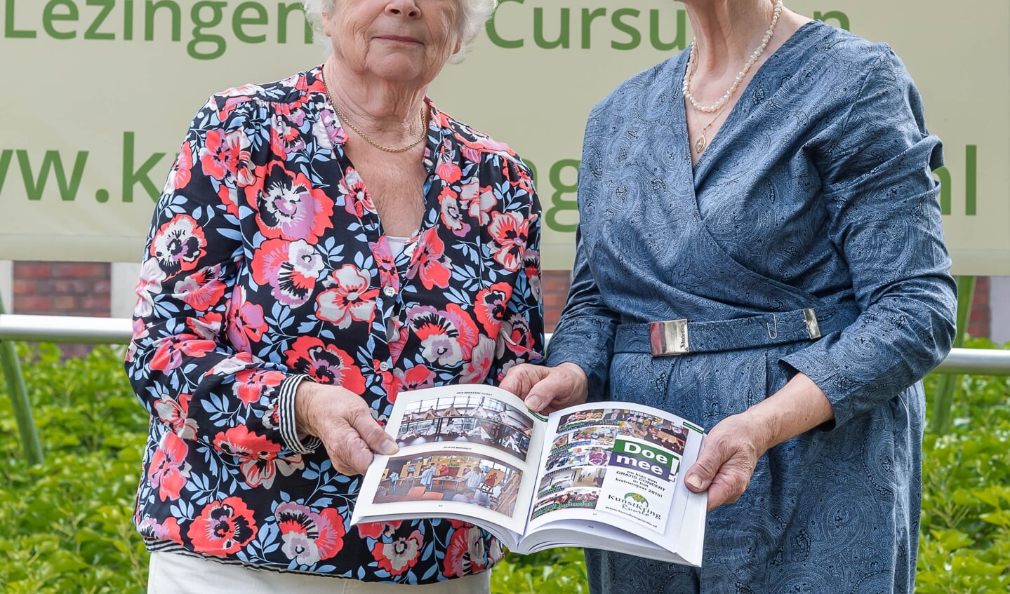 Voorzitter Barbara Bodegom en Lieneke Tanis (r) met het jubileumboek. Foto: Louis Swart