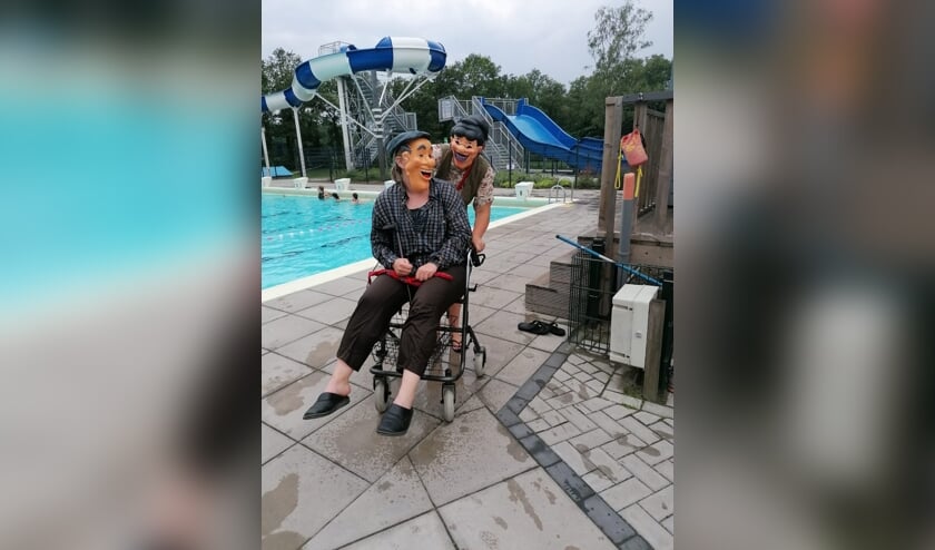 <p>Abraham en Sarah op visite bij jarig Leussinkbad. Foto: PR</p>