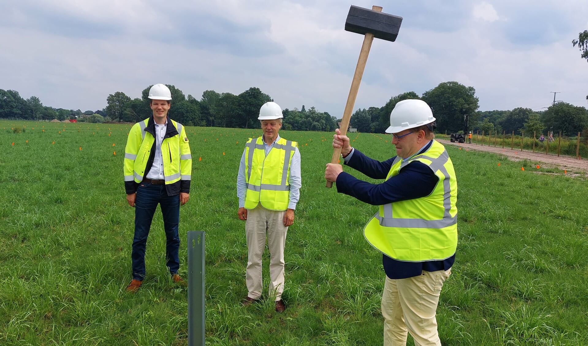 Wethouder Henk Jan Tannemaat (rechts) slaat eerste paal van zonnepark Arrisveld. Rutger van Basten Batenburg (midden) en Peter van den Groenendaal kijken toe. Foto: Han van de Laar