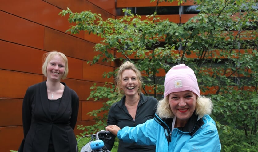Van links naar rechts: Coördinatoren Oriolus Kirsty Kruisselbrink en Desirée Heerdink met Evelien van der Werff. Foto: Gerard Dolfing