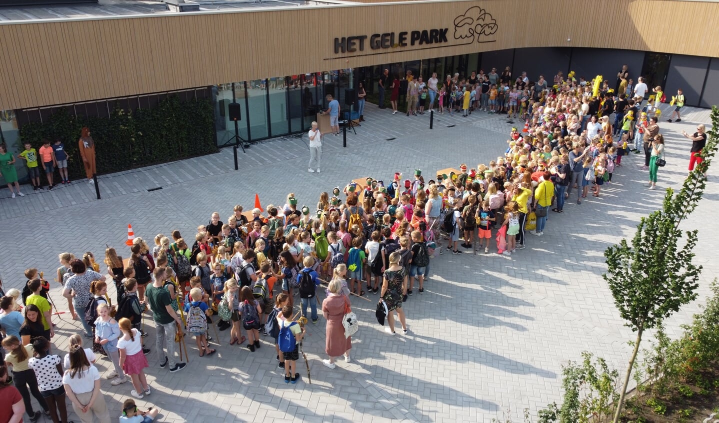 Leerlingen van Het Gele Park op hun nieuwe schoolplein.