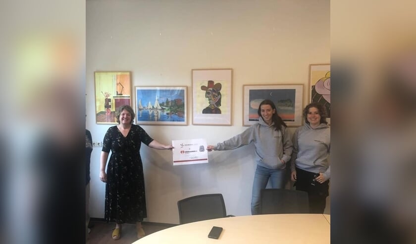 De leerlingen overhandigen de cheque voor de Voedselbank. Foto: PR