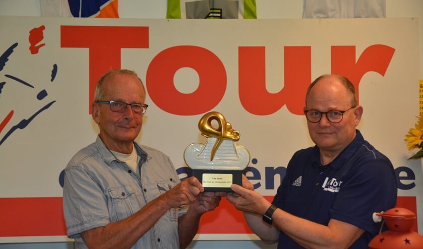 Ap Braakhekke (links) ontvangt uit handen van Henri Weikamp de eerste prijs in de Tour de Mariënvelde 2021. Foto: PR