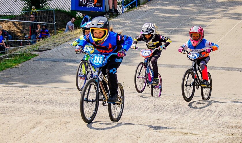 <p>Zoë met 203 rijdt op kop. Foto: Remko Huverman </p>