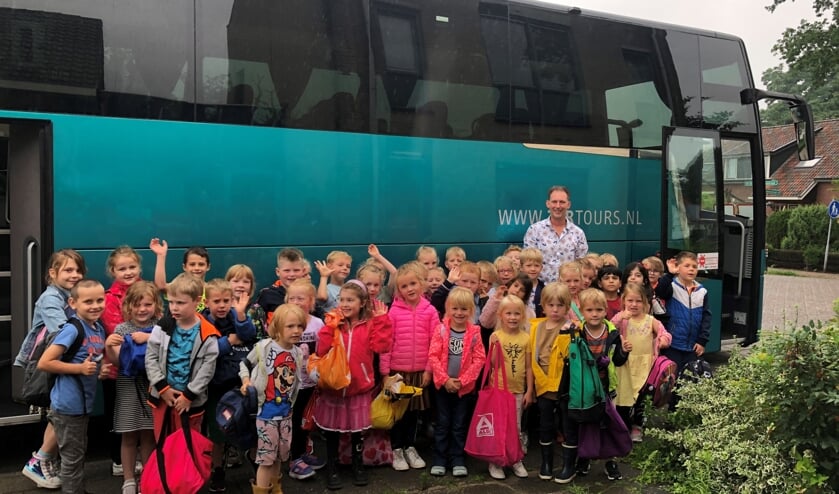 <p>De jongste kinderen van de Dorpsschool zijn blij dat ze mogen gaan zwemmen en directeur Rick Wolsink is ook opgetogen.
Foto: Fréderique van den Berg</p>