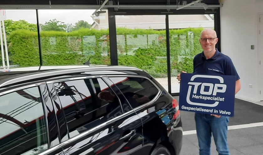 Victor Rensen is blij met de uitbreiding van zijn bedrijf. Naast Peugeot en Citroën is hij nu ook Volvospecialist. Foto: Kyra Broshuis