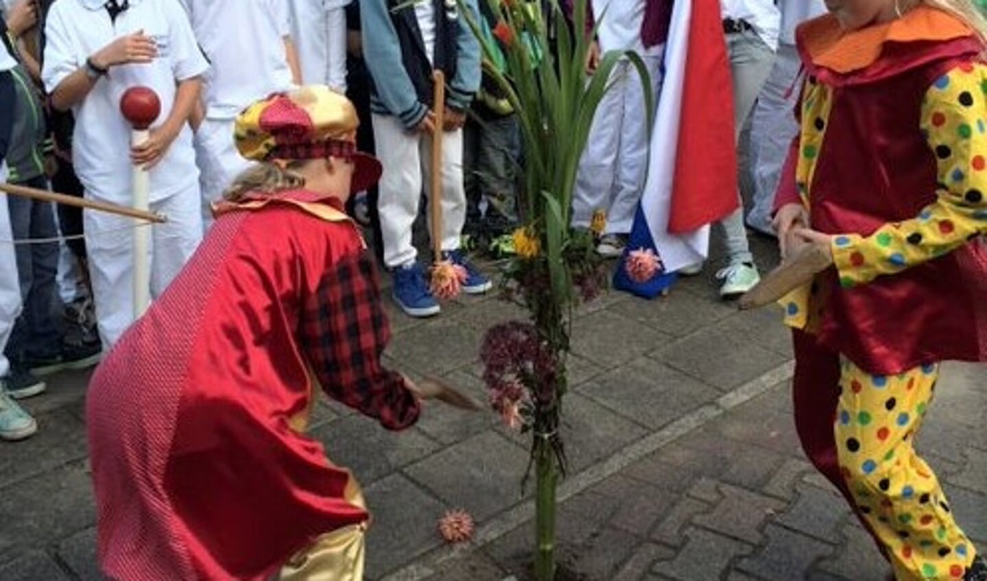 De bielemannen van de Kleine Schutterij Steenderen hakken een 'boompje'. Op de achtergrond andere kinderen van de Kleine Schutterij Steenderen. Deze foto is van een aantal jaren geleden. Foto: Klaas Leutscher