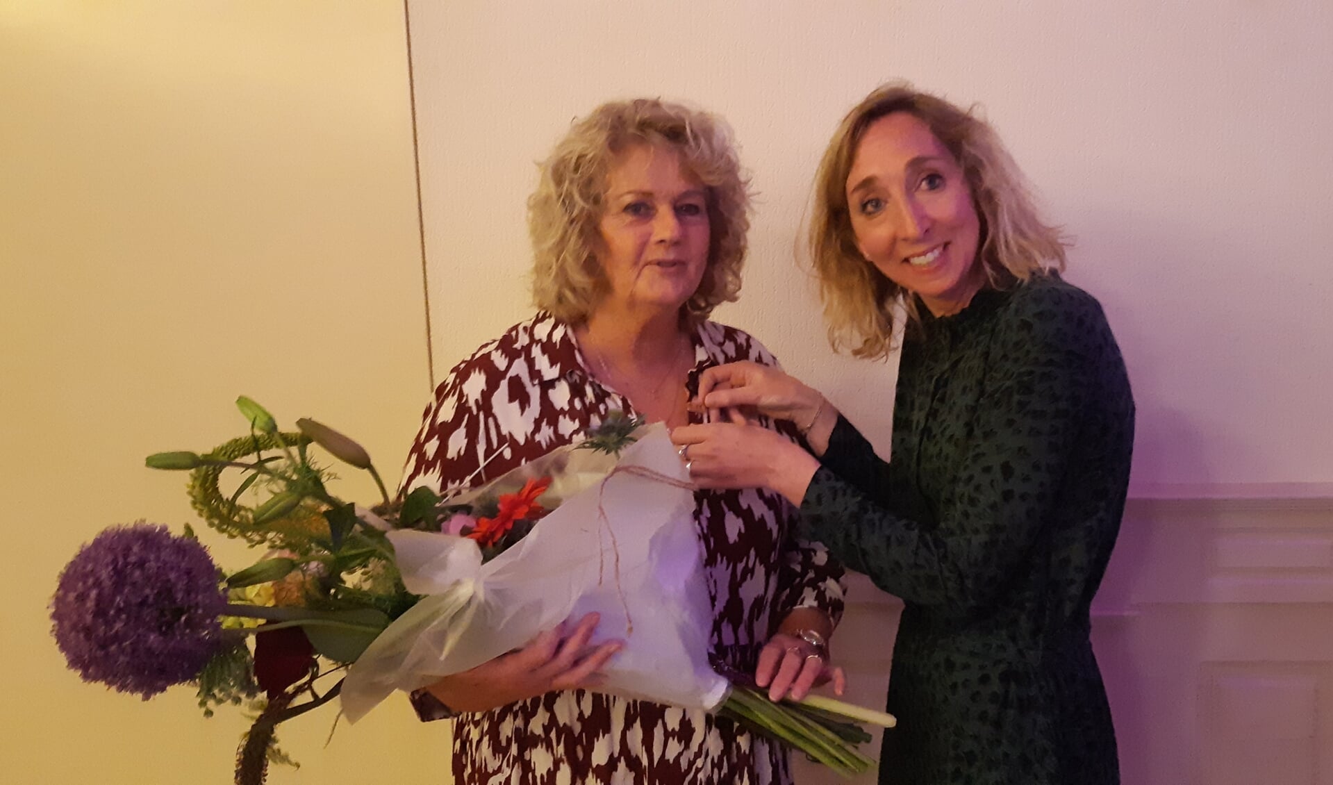 Marian Brockötter (links) wordt bedankt met bloemen door voorzitter Dorian Scharenborg. Foto: PR