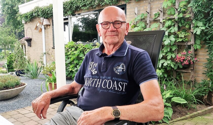 Antoon te Walvaart, gezeten in de achtertuin van zijn woning in Lievelde. Foto: Theo Huijskes