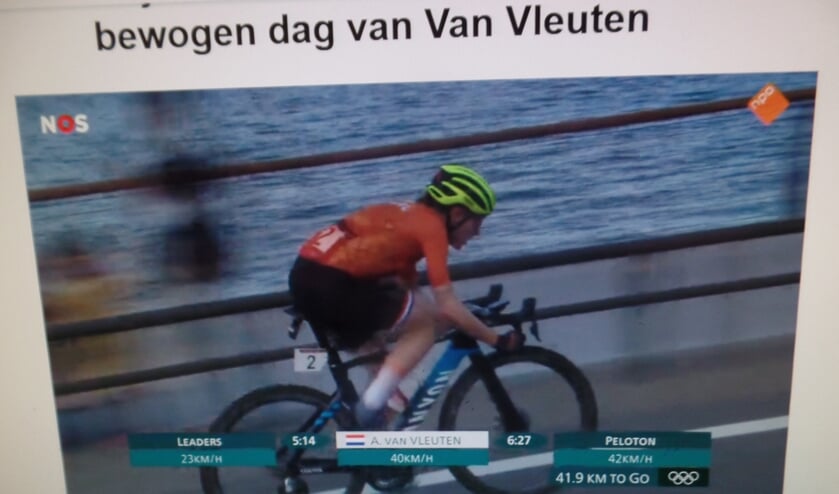 Annemiek van Vleuten in achtervolging op de koplopers tijdens de bizar verlopen wegkoers tijdens de Olympische Spelen. Foto: screenshot NOS