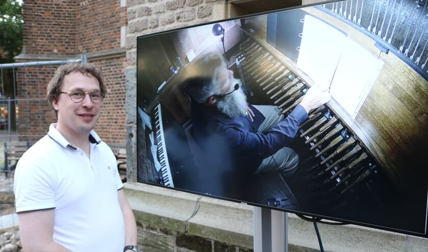 <p>Stadbeiaardier van Gudulakerk Jan-Geert Heuvelman bij het beeldscherm waar te zien was dat Boudewijn Zwart het carillon bespeelde. Foto: Arjen Dieperink</p>